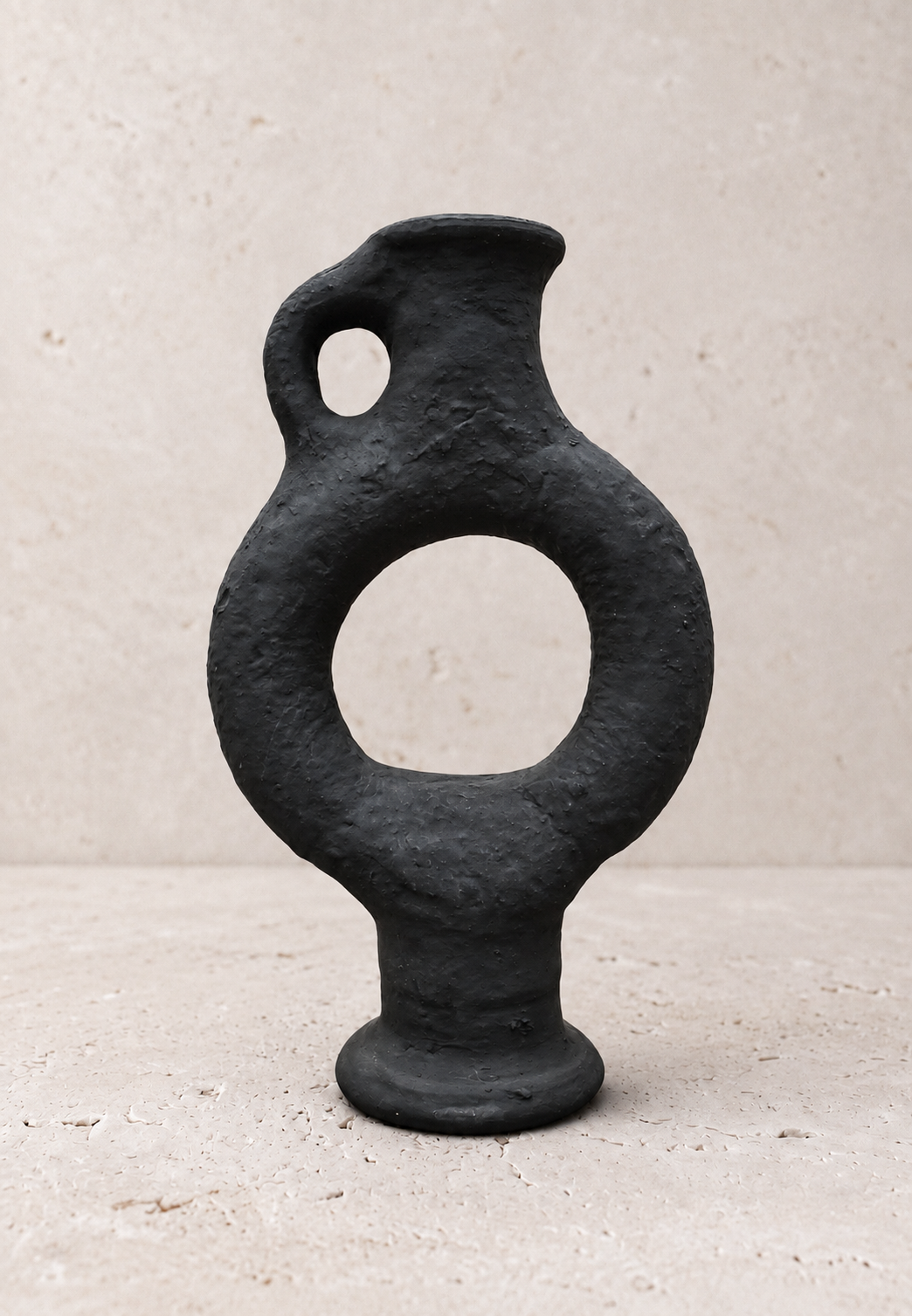 Vaso Obsidian di Casarin, ceramica ad anello nero opaco con centro aperto e manico ad ansa