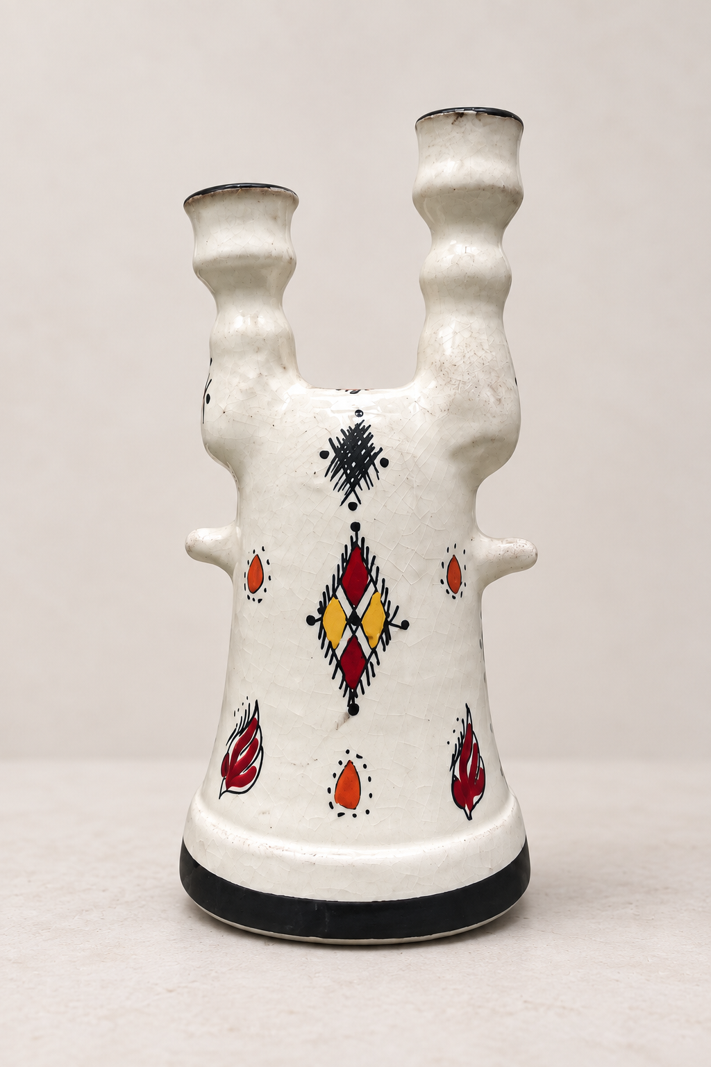 Vaso scultoreo Riad di Casarin, ceramica bianca a doppio collo dipinta a mano con segni amazigh