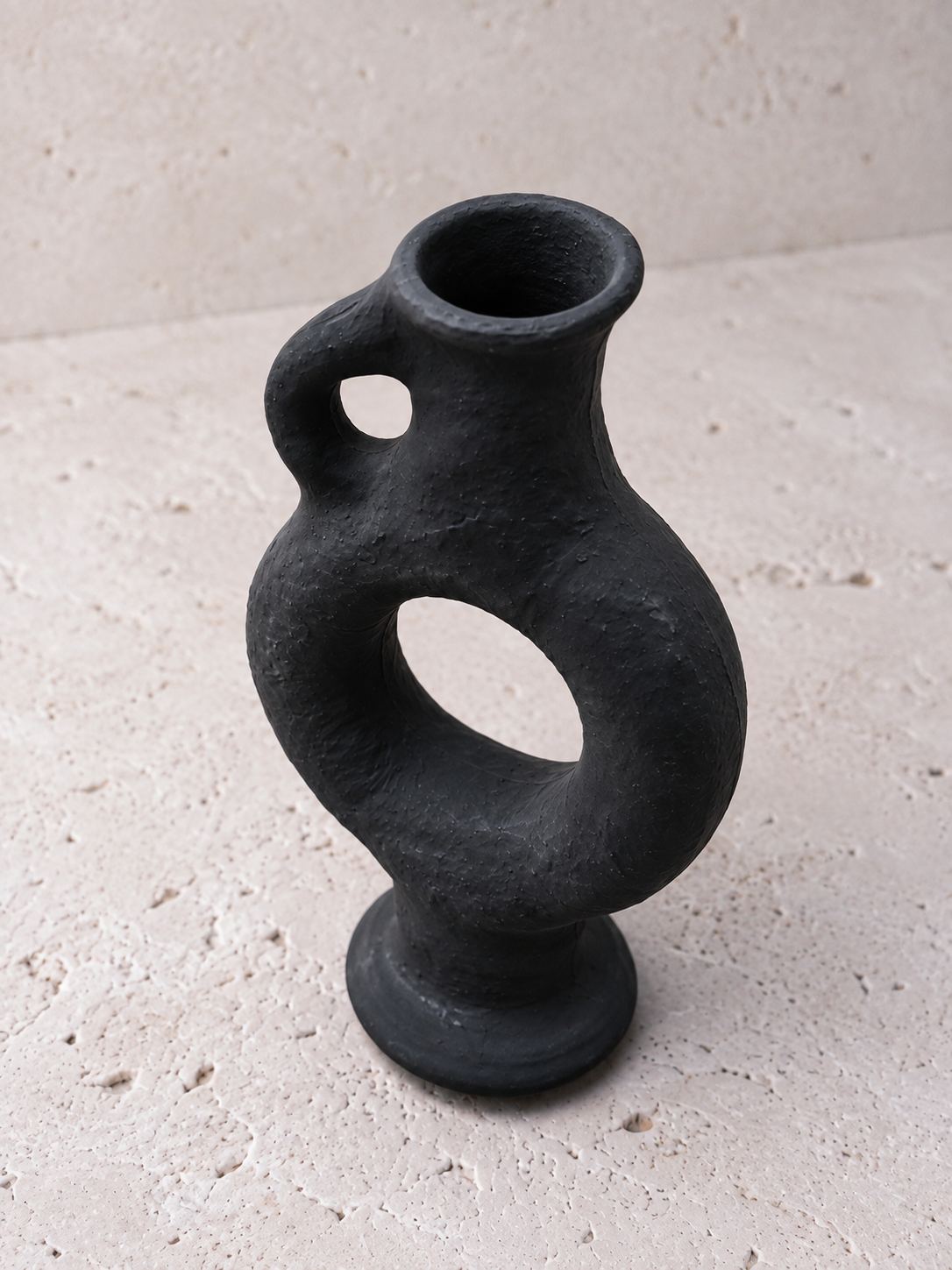 Dettaglio della texture ruvida e vulcanica del vaso Obsidian nero opaco