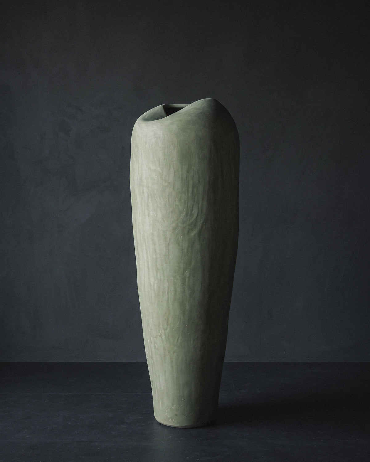 Vaso scultoreo in tadelakt di Casarin, salvia tenue, forma alta con apertura pizzicata