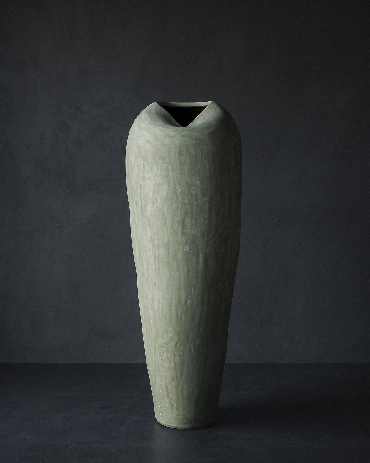 Vaso in tadelakt salvia tenue, vista laterale della silhouette allungata e affusolata