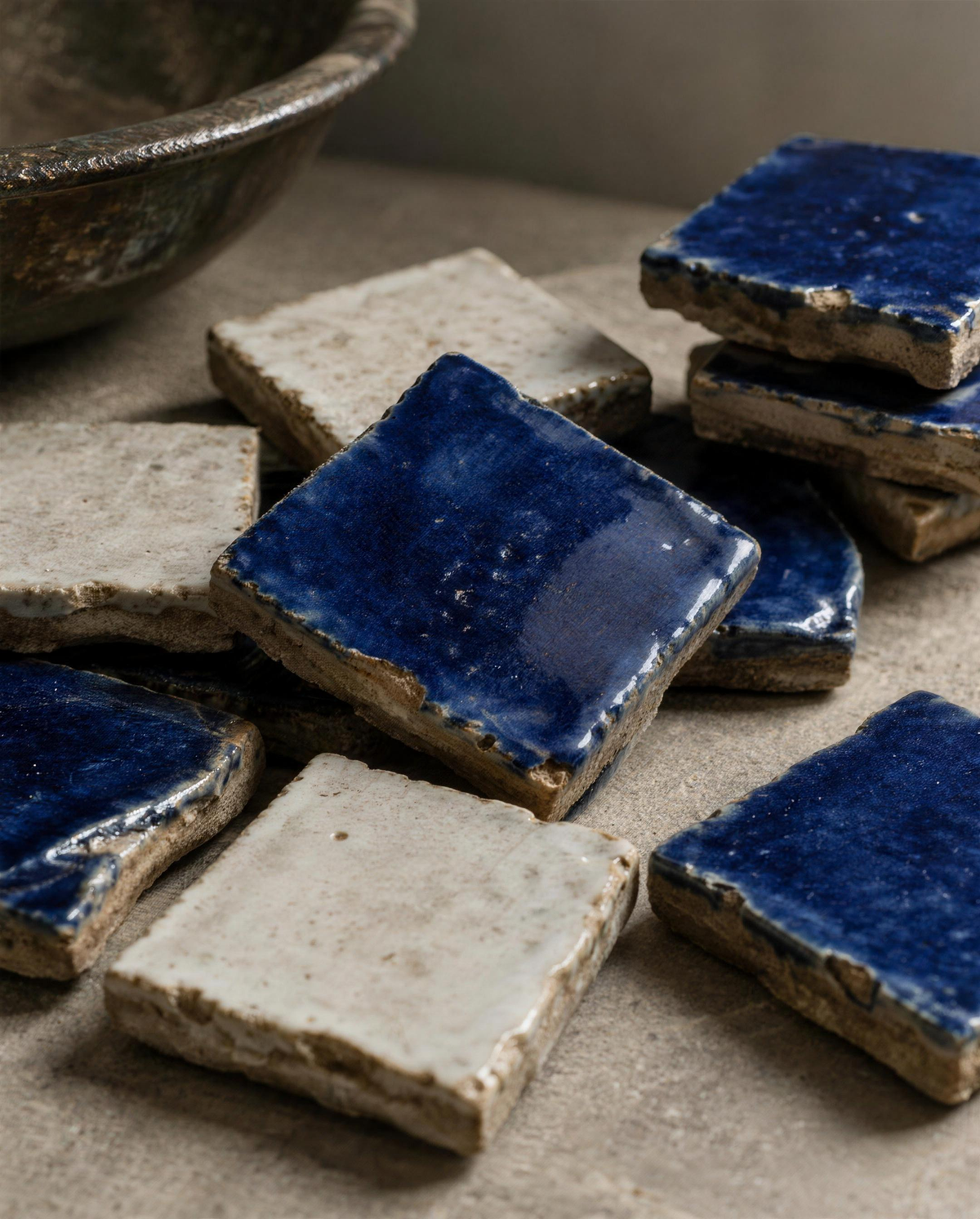 Dettaglio di zellige blu e bianco tagliato a mano